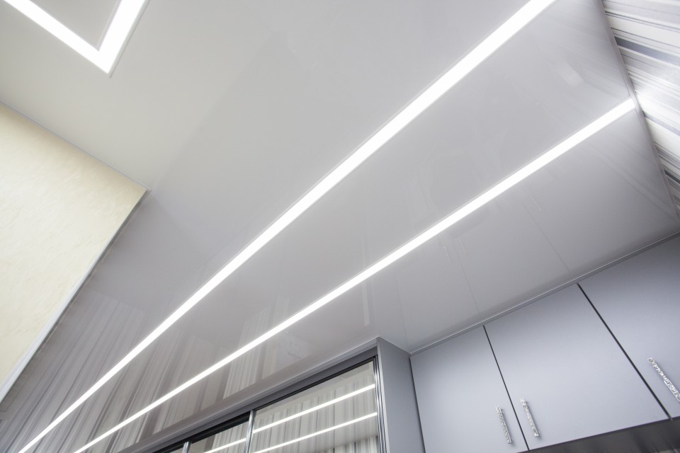 Заказать световые потолки с линией света в г. Пикалёво